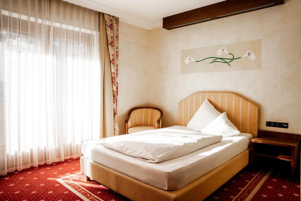 Postel nebo postele na pokoji v ubytování Hotel Maria Theresia