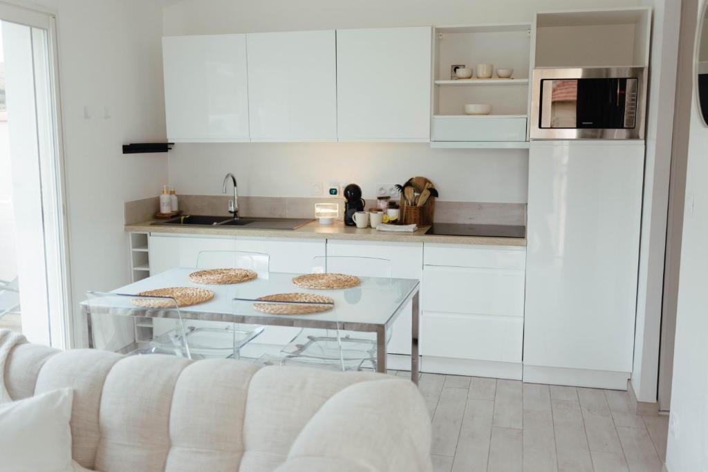 Η κουζίνα ή μικρή κουζίνα στο 20mètres Plage - Maison -Jacuzzi - Wifi - Terrasse