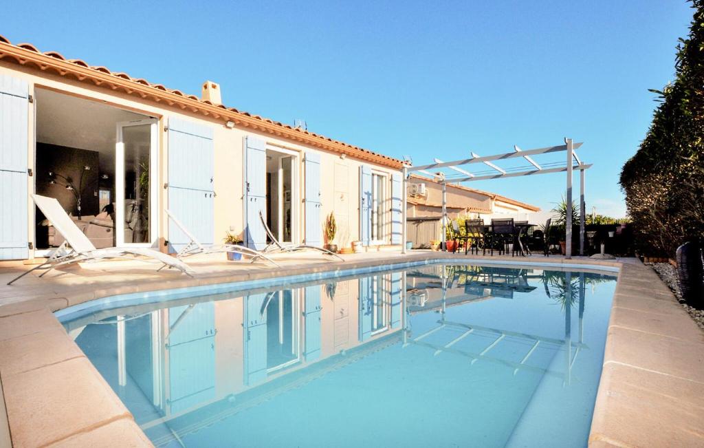 une piscine devant une maison dans l'établissement Nice Home In Lézignan-Corbières, à Lézignan-Corbières