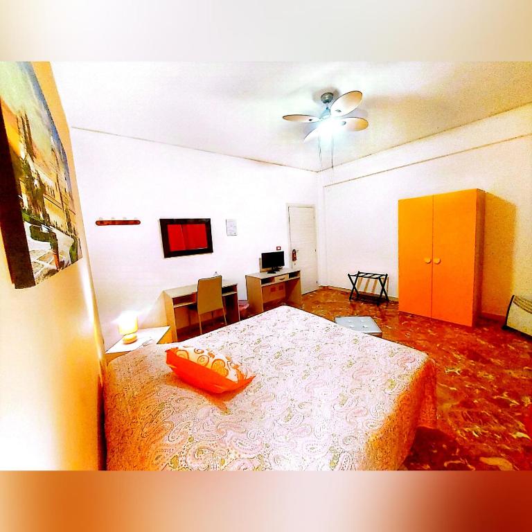 a room with a table and a ceiling fan at B&B D'Amico87 in Bagheria