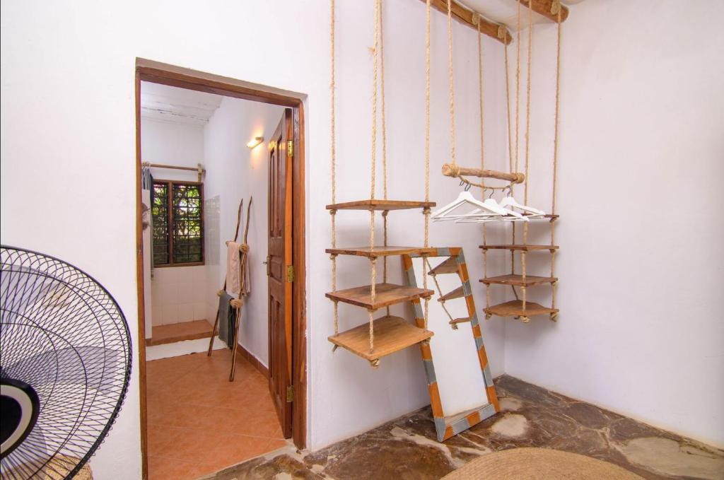 Palanda nebo palandy na pokoji v ubytování HUHURU House