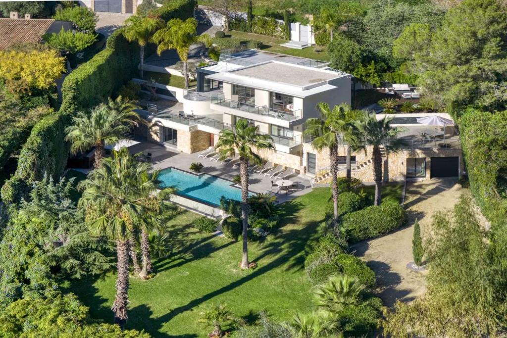 - une vue aérienne sur une maison avec une piscine et des palmiers dans l'établissement REF 2156 - Cannes - Villa for rent, à Cannes