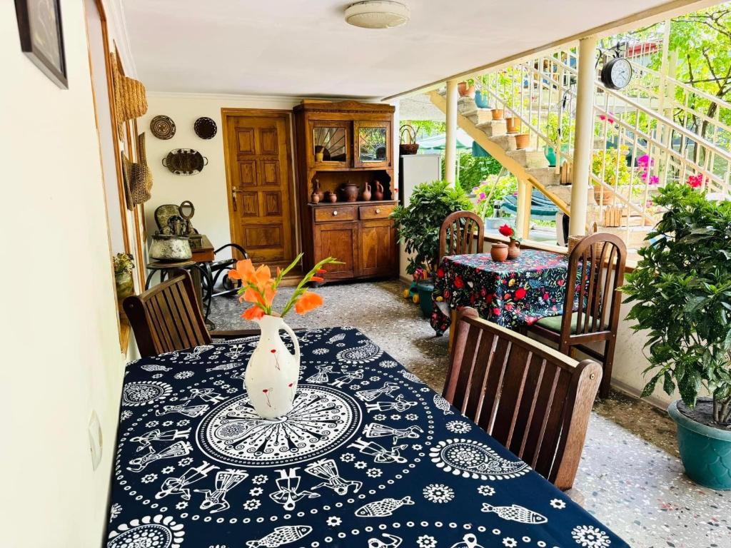 Jardí fora de Home Inn-Guesthouse