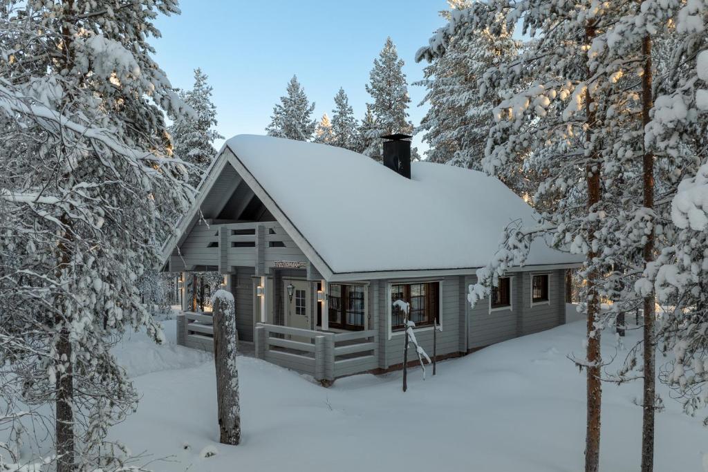 a cabin in the woods in the snow at Rovankoto by Hi Ylläs in Ylläsjärvi