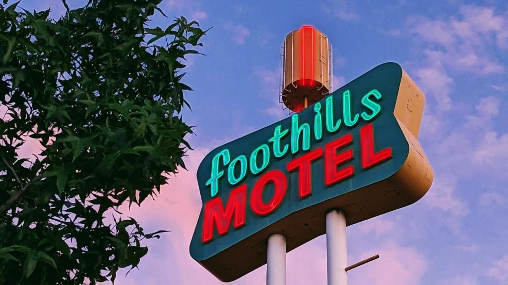 Certifikát, hodnocení, plakát nebo jiný dokument vystavený v ubytování Foothills Motel