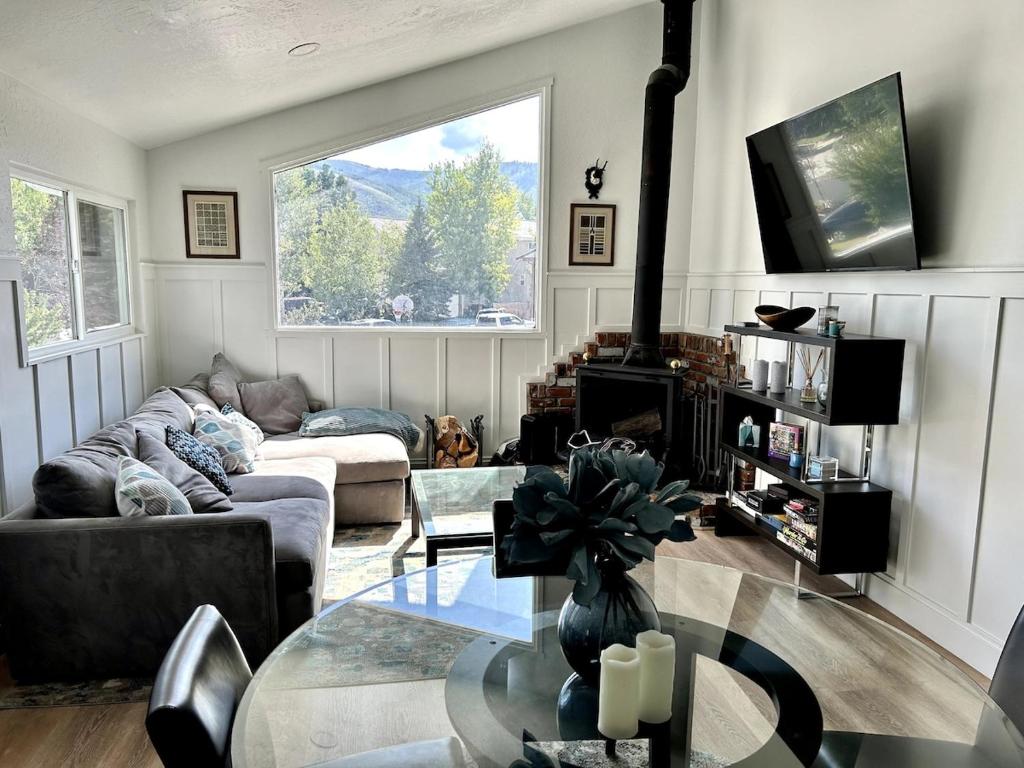 ein Wohnzimmer mit Sofa und Tisch in der Unterkunft Spacious 4BR Mountain View 5 min to PC Resort in Park City