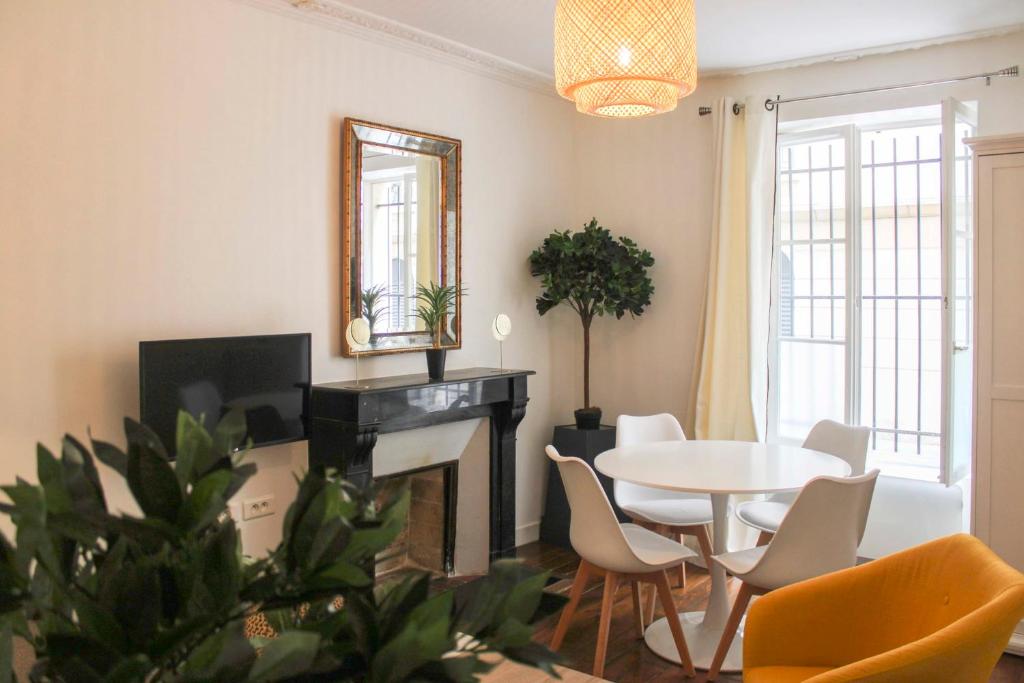 - un salon avec une table et un miroir dans l'établissement Elegant Parisian apartment in the heart of the 9, à Paris