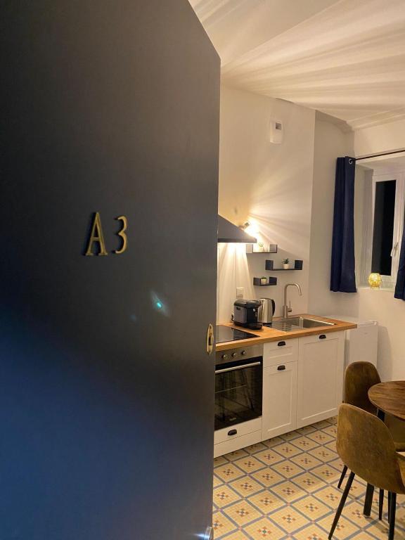 Il comprend une cuisine équipée d'un réfrigérateur. dans l'établissement L'Imprimerie A3, studio cosy au cœur de La Roche !, à La Roche-sur-Yon