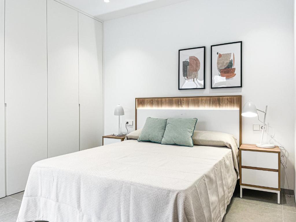 1 dormitorio blanco con 1 cama grande y 2 lámparas en Casa del Rayo de Sol, en San Pedro del Pinatar