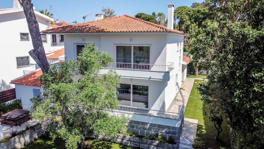an aerial view of a white house at Cascais Villa - private pool in Cascais