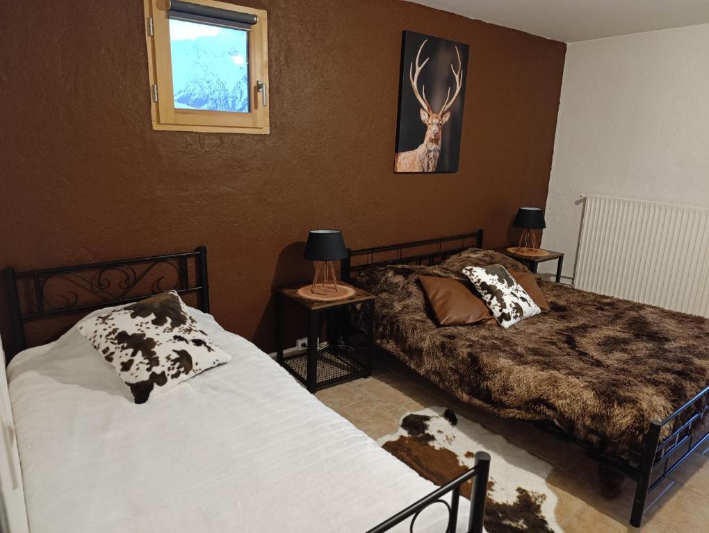 une chambre avec deux lits et une fenêtre dans l'établissement Õ 2040 Chambre Flocon, à Saint-Véran