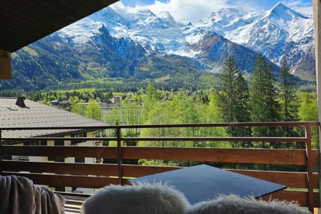 d'un balcon offrant une vue sur la chaîne de montagnes. dans l'établissement Charming T3 with terrace in Chamonix, à Chamonix-Mont-Blanc