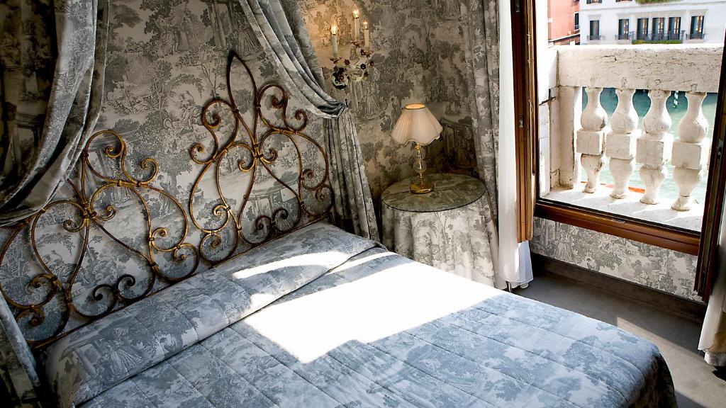 a bedroom with a bed and a window at Hotel Principe in Venice