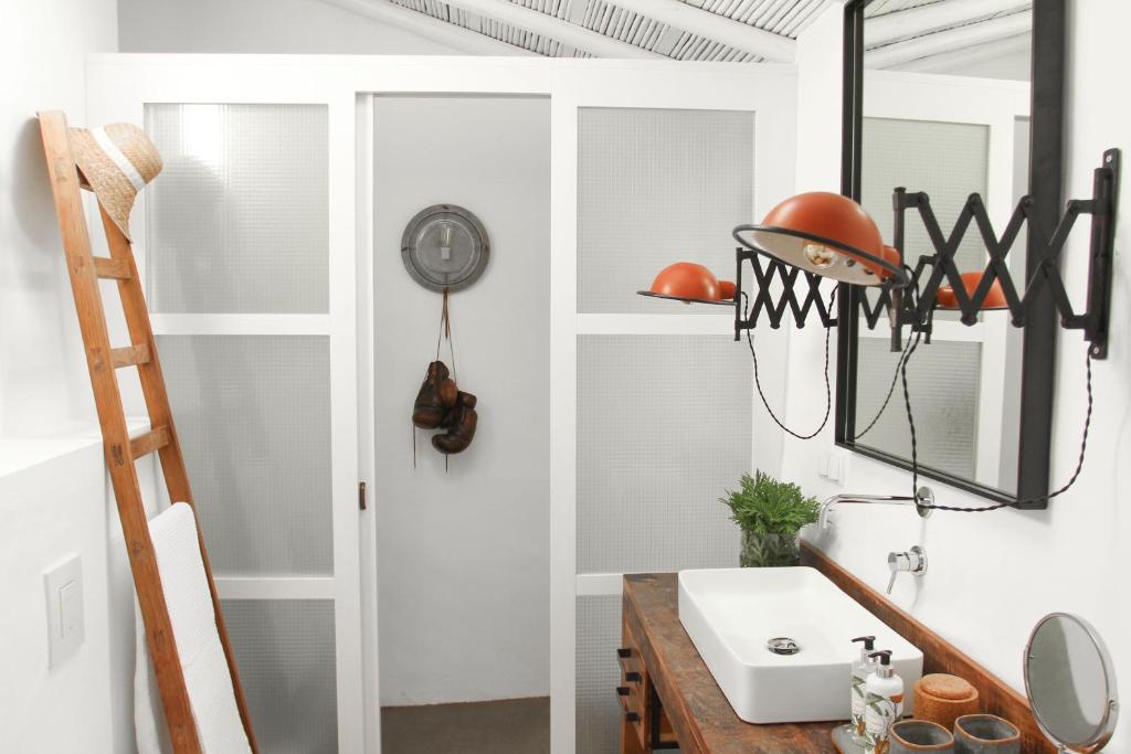a bathroom with a sink and a mirror at Casa da Oliveira - Bordeira in Bordeira