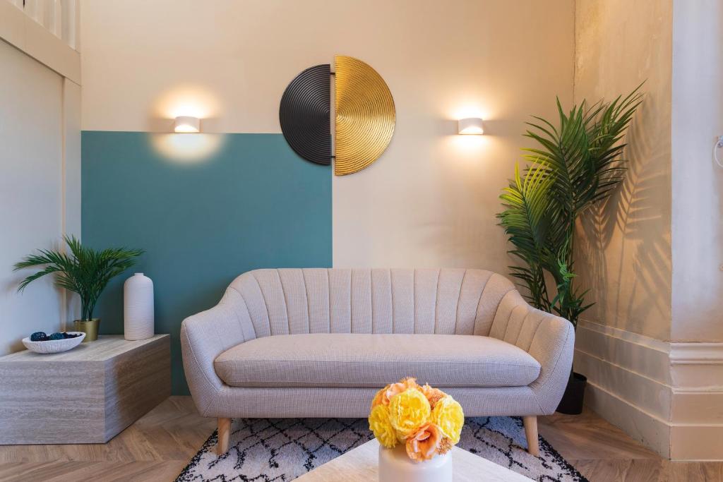 ein Wohnzimmer mit einem Sofa und einer blauen Wand in der Unterkunft Leeds Central Majestic - Rose Platinum Properties in Leeds