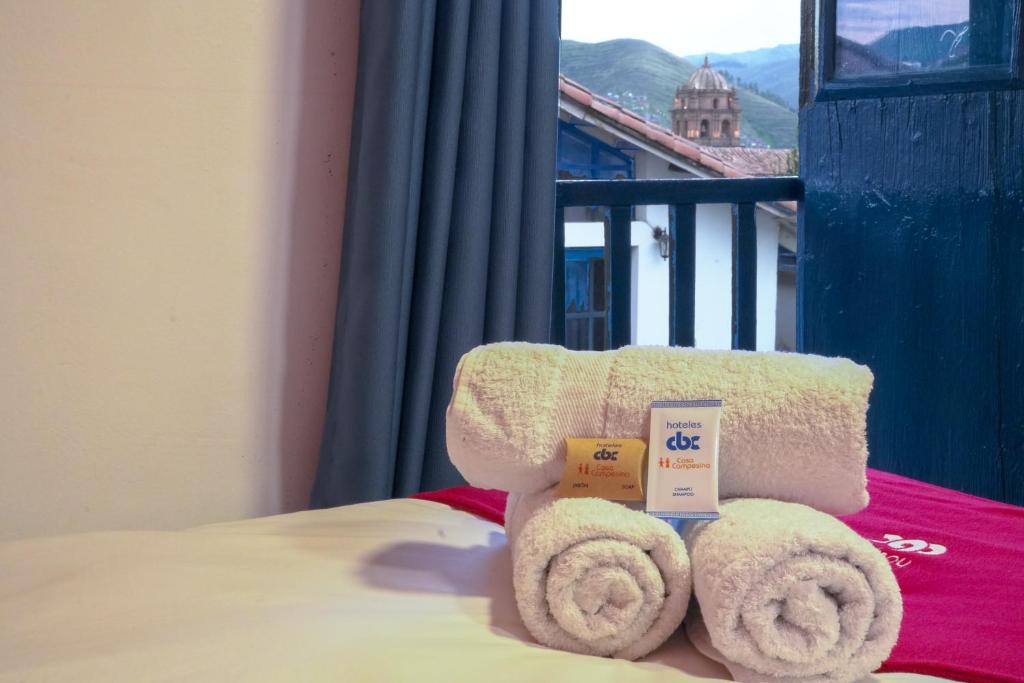 ein Teddybär, der auf einem Bett sitzt in der Unterkunft Hotel Casa Campesina in Cusco