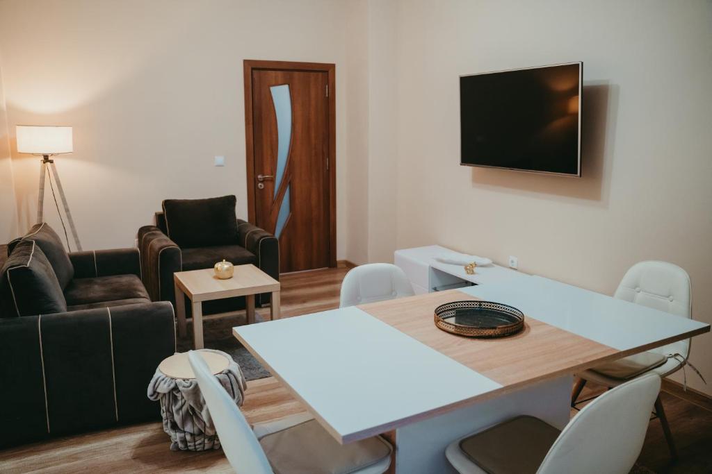 TV a/nebo společenská místnost v ubytování Varna City Apartment