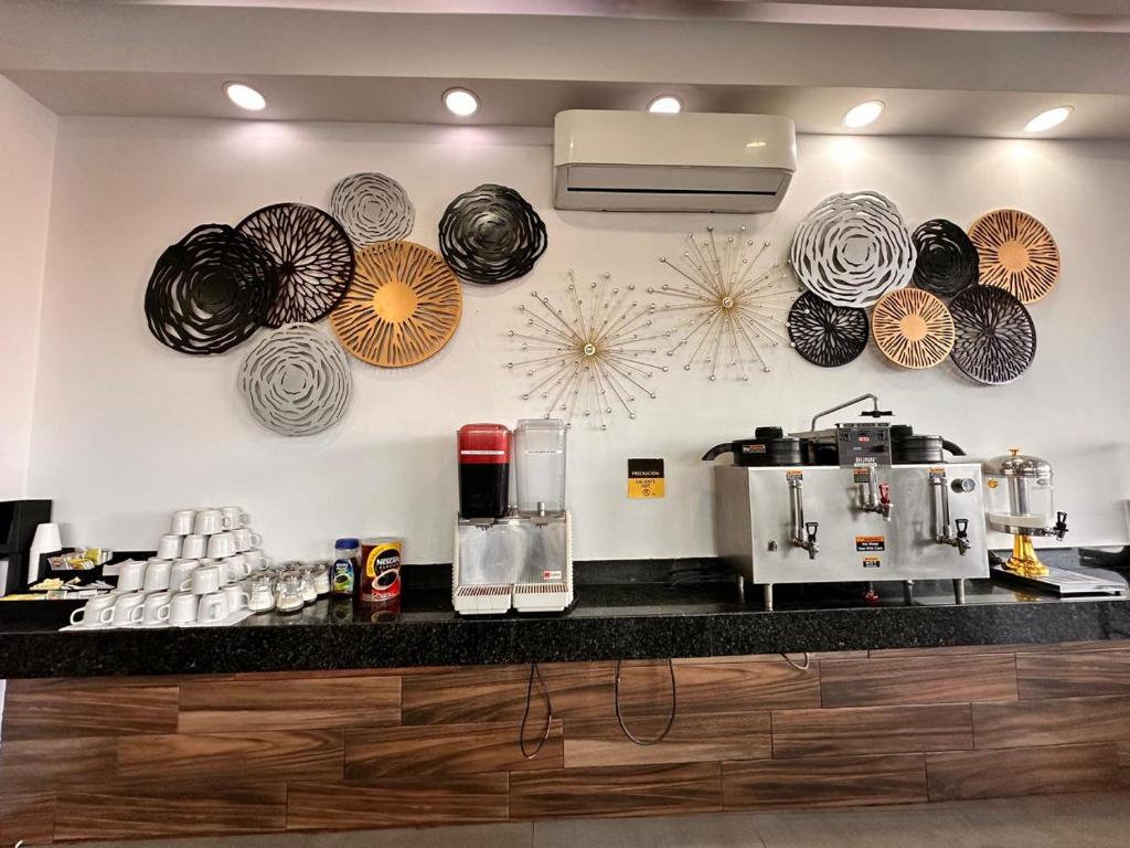 Příslušenství pro přípravu čaje a kávy v ubytování Hotel Bugari Aeropuerto Guadalajara