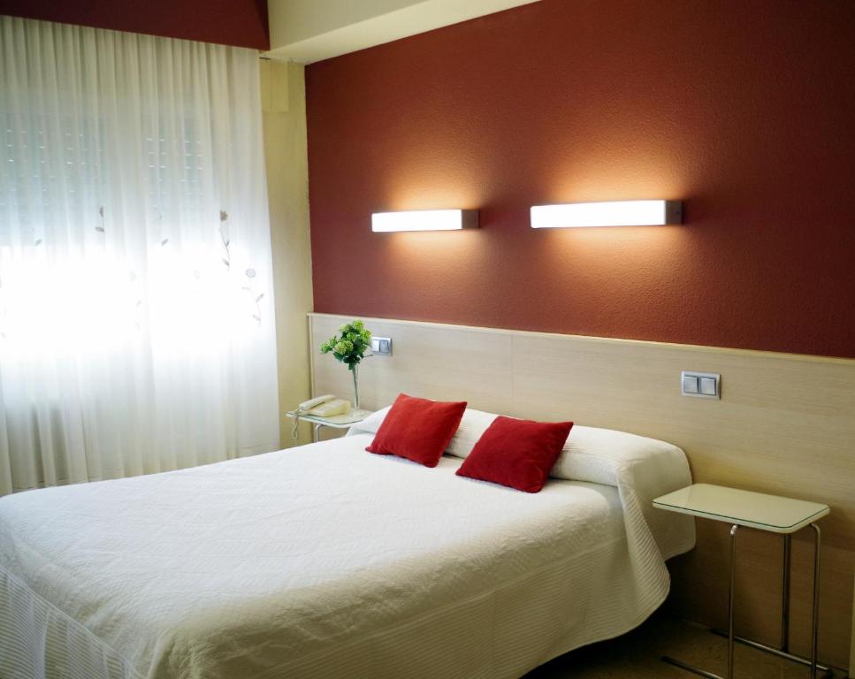 Rúm í herbergi á Hotel Alaiz