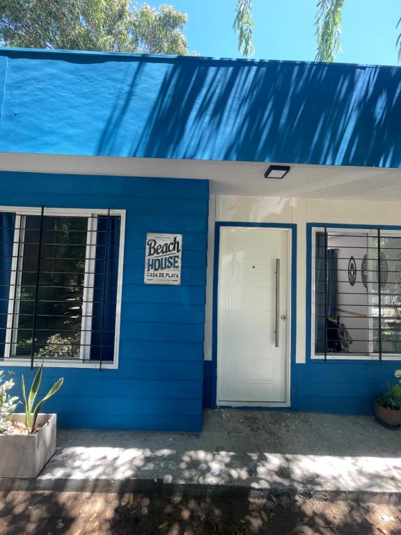 ein blaues Gebäude mit einem Schild, das friedliche Musik liest in der Unterkunft Casa de Playa Mar de Ajo Castelli 1257 Beach House in Mar de Ajó