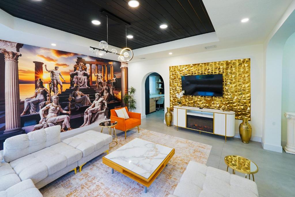 ein Wohnzimmer mit Couch und Kamin in der Unterkunft Casa Olympus Fort Lauderdale - Walk to the Beach! in Fort Lauderdale