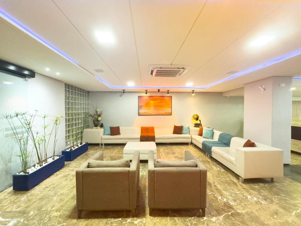 Uma área de estar em Netuanah Praia Hotel