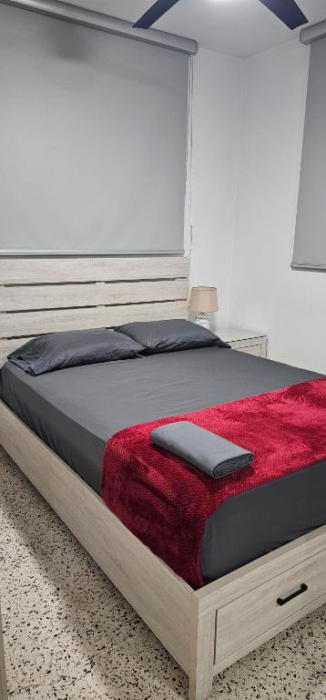 Postel nebo postele na pokoji v ubytování Cozy apartment in the heart of the city