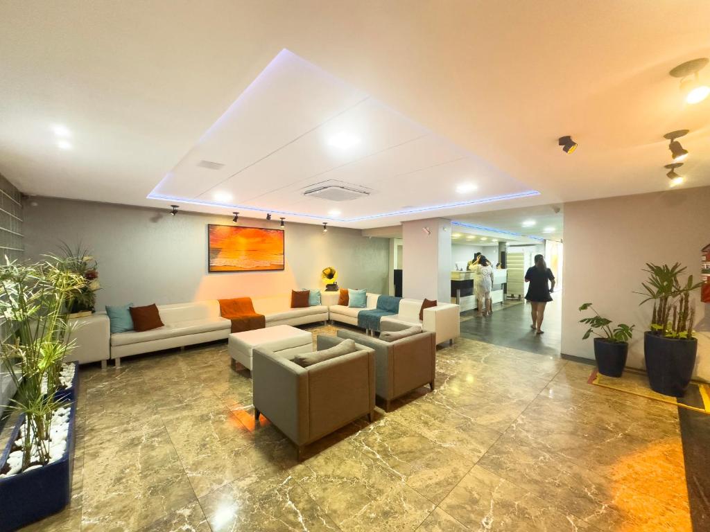 Uma área de estar em Netuanah Praia Hotel