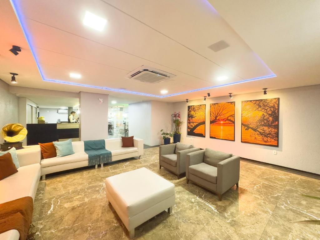 Uma área de estar em Netuanah Praia Hotel