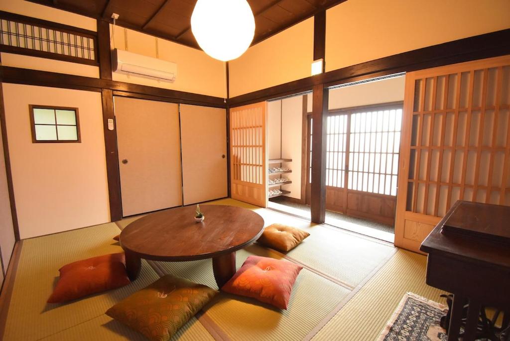Habitación con mesa y sillas. en 油屋別邸, en Beppu