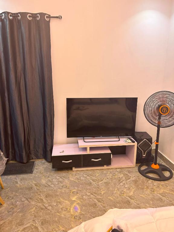 TV a/nebo společenská místnost v ubytování Pryme Apartment