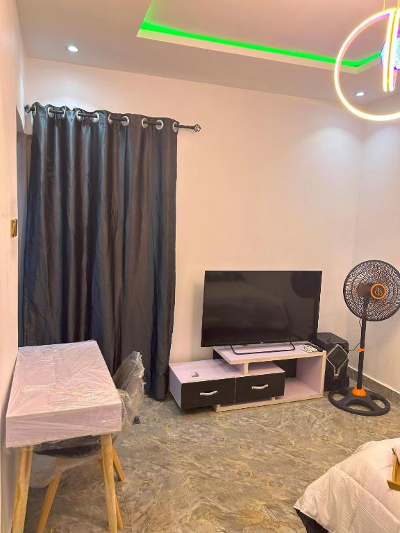 TV a/nebo společenská místnost v ubytování Pryme Apartment