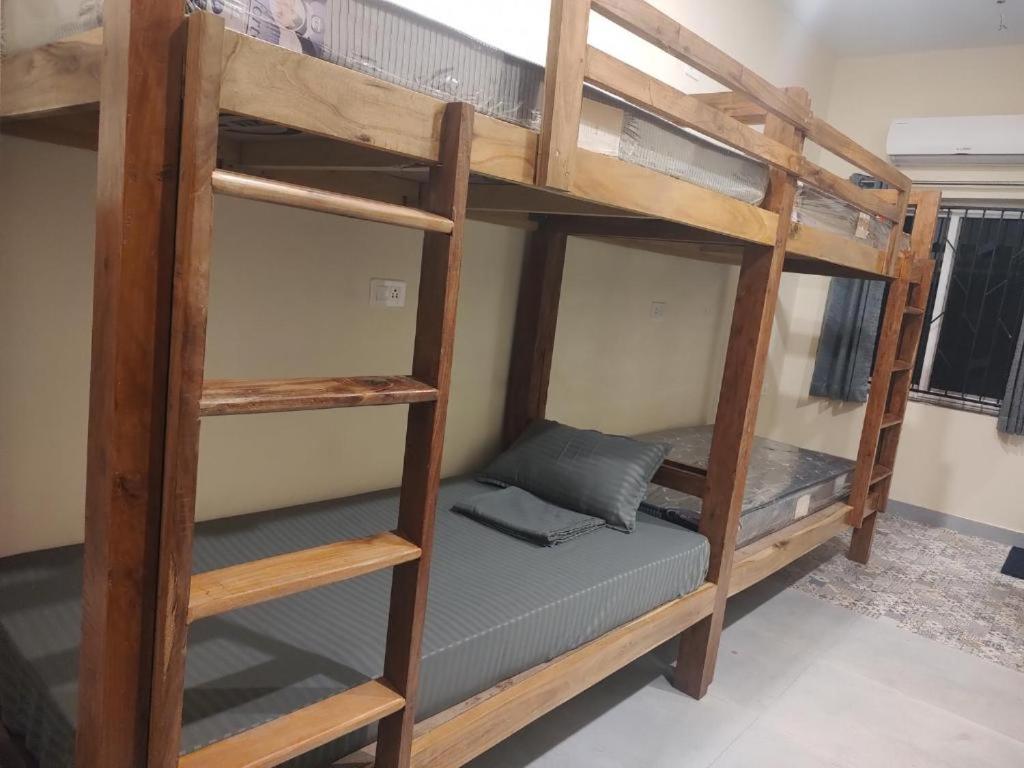 Palanda nebo palandy na pokoji v ubytování Satvik Stays