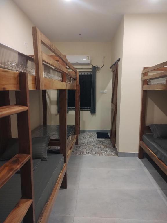 Palanda nebo palandy na pokoji v ubytování Satvik Stays