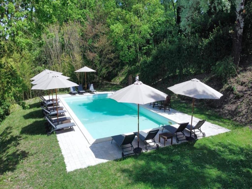 Basen w obiekcie Holiday house in Montecastelli with garden lub w pobliżu