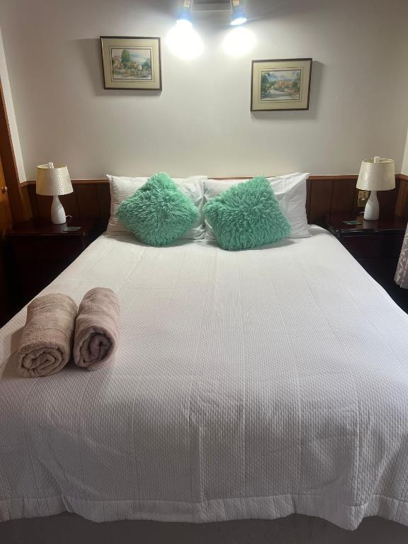 Postel nebo postele na pokoji v ubytování Affordable Double Room Walking Distance to Town