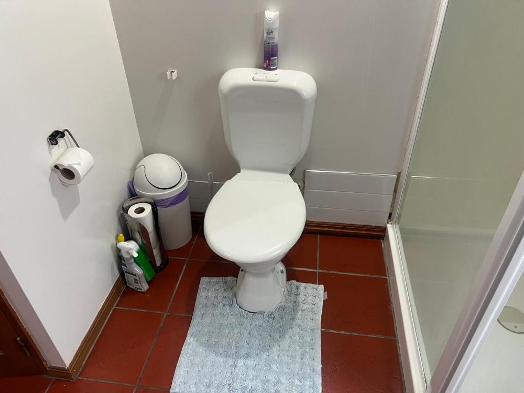 Koupelna v ubytování Affordable Double Room Walking Distance to Town