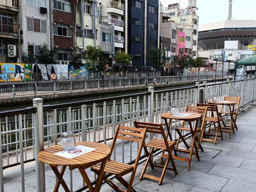 大阪市にあるジョイテルホテルなんば道頓堀の川の横のテーブルと椅子