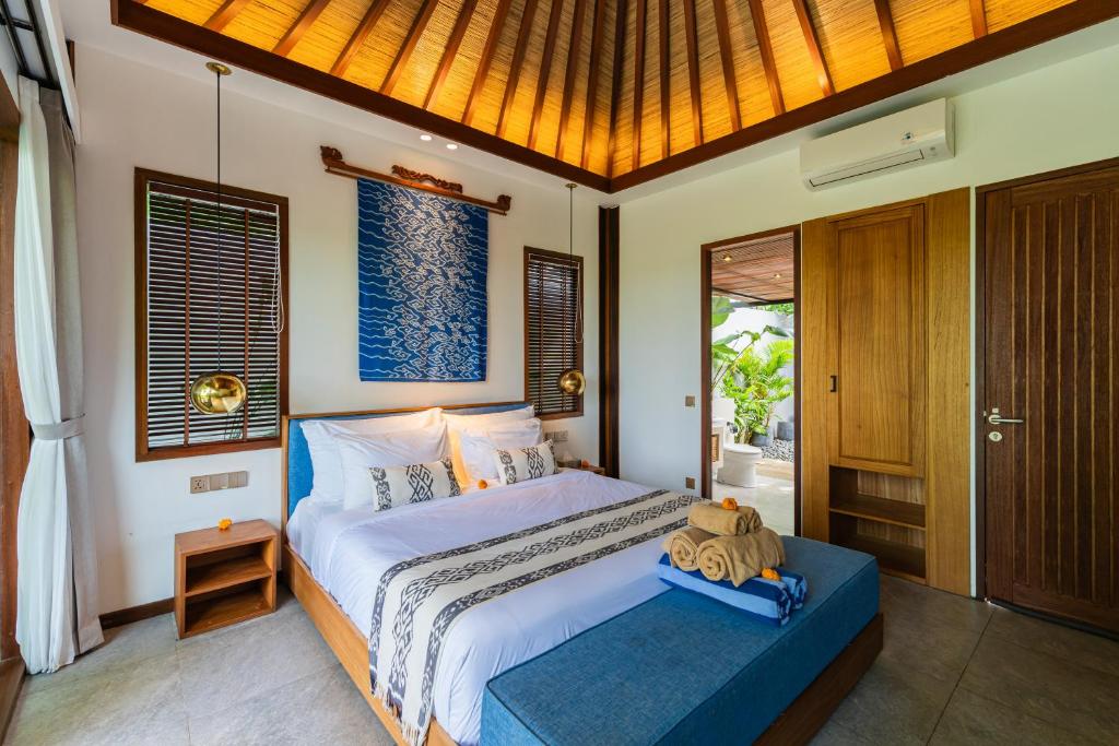 Postel nebo postele na pokoji v ubytování The Calm Ubud - 1BR Romance Villa with Rice Field View