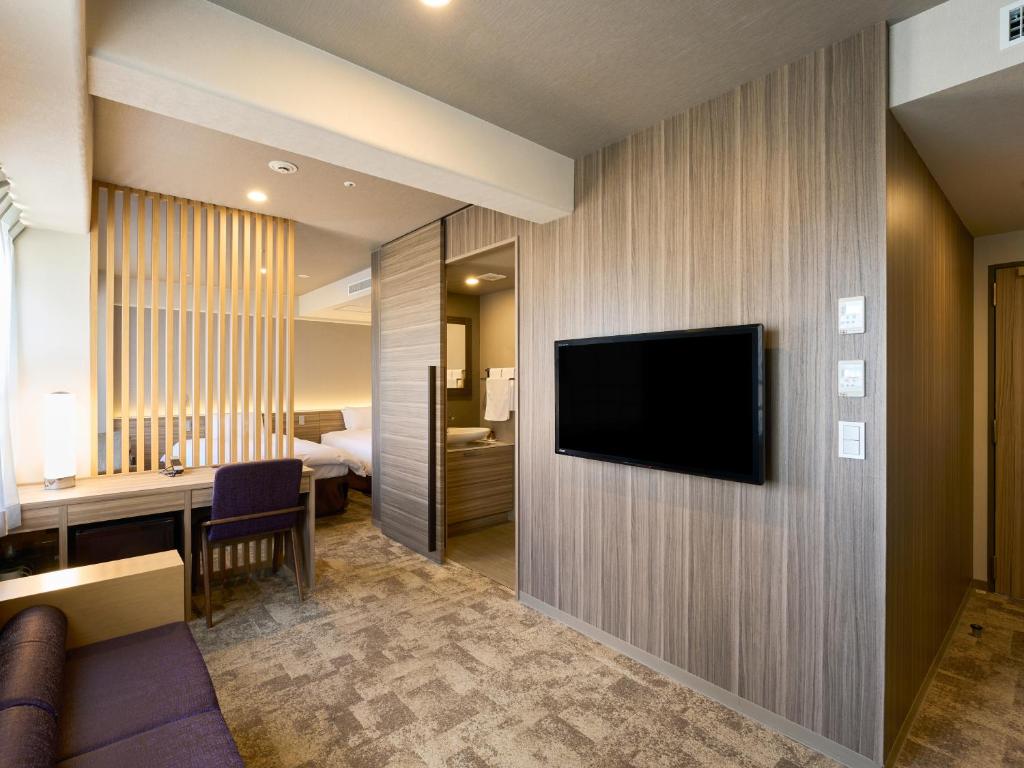 TV a/nebo společenská místnost v ubytování Hotel Elcient Kyoto Hachijoguchi