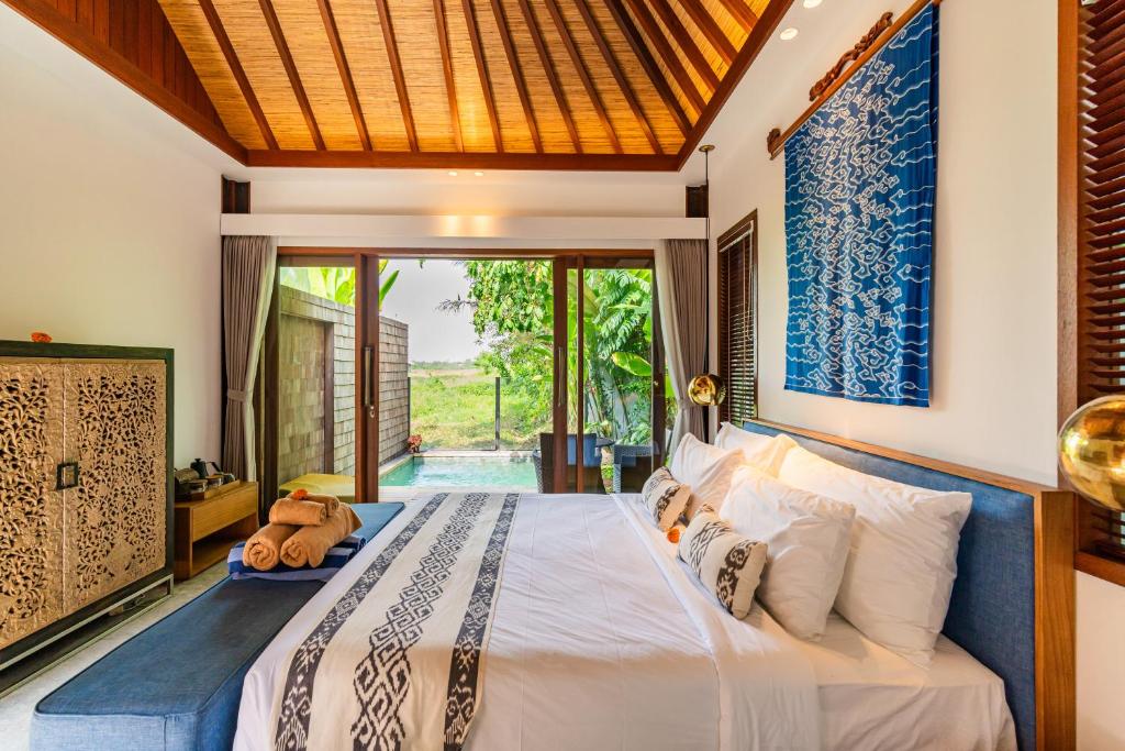Postel nebo postele na pokoji v ubytování The Calm Ubud - 1BR Romance Villa with Rice Field View
