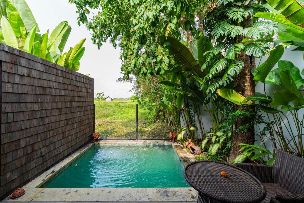 Bazén v ubytování The Calm Ubud - 1BR Romance Villa with Rice Field View nebo v jeho okolí