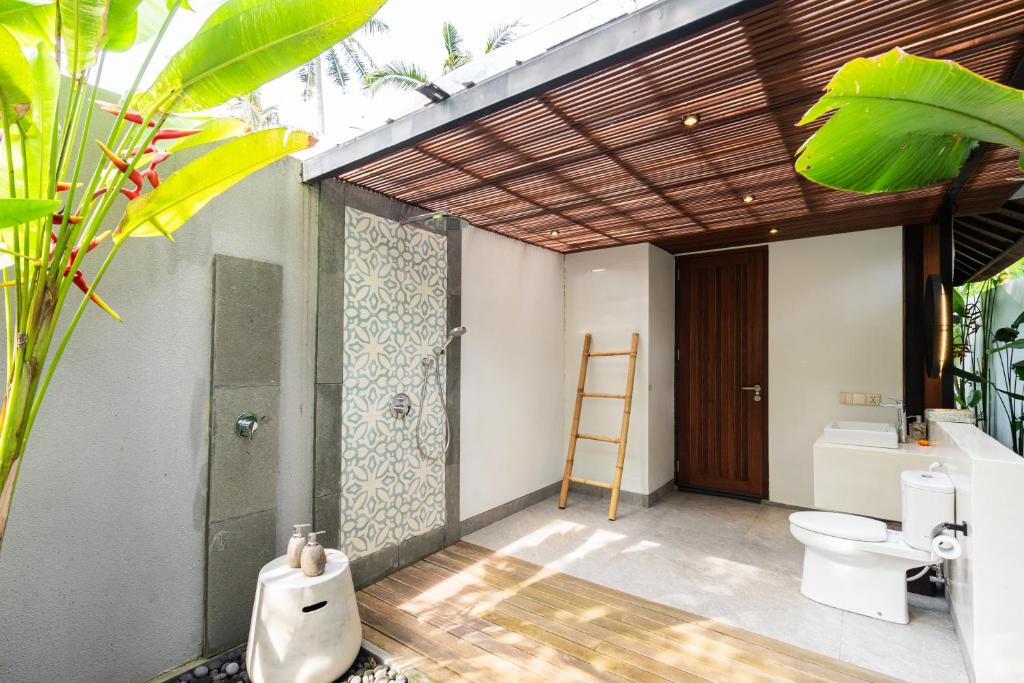 Koupelna v ubytování The Calm Ubud - 1BR Romance Villa with Rice Field View