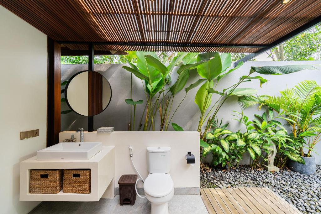 Koupelna v ubytování The Calm Ubud - 1BR Romance Villa with Rice Field View