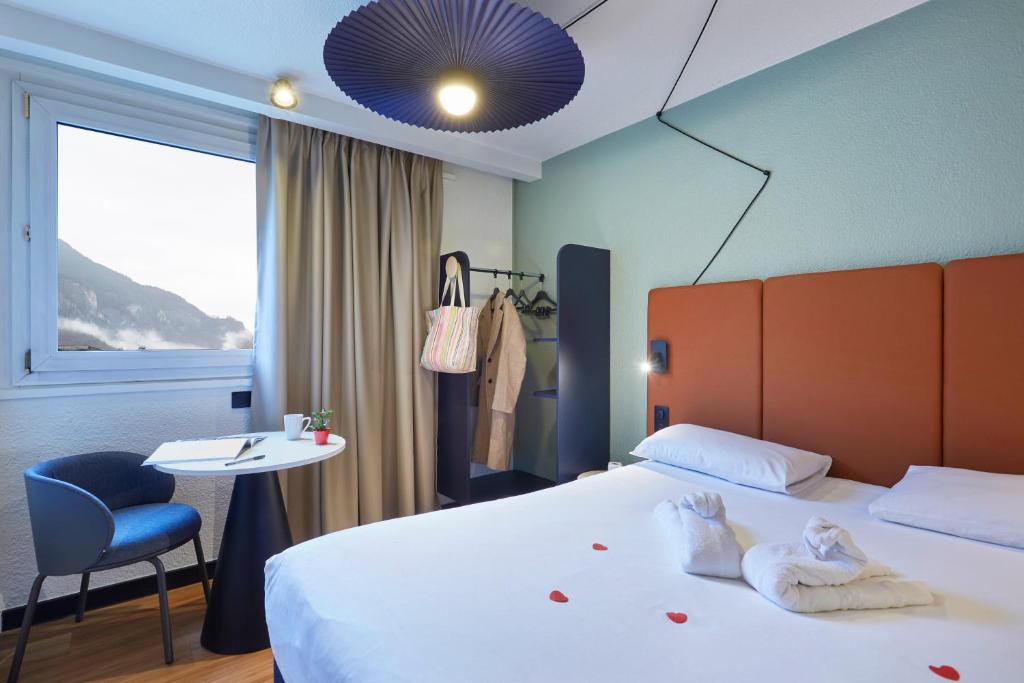Postel nebo postele na pokoji v ubytování Ibis Sallanches Porte du MontBlanc
