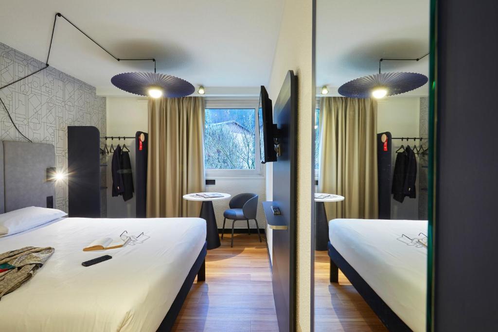 Postel nebo postele na pokoji v ubytování Ibis Sallanches Porte du MontBlanc