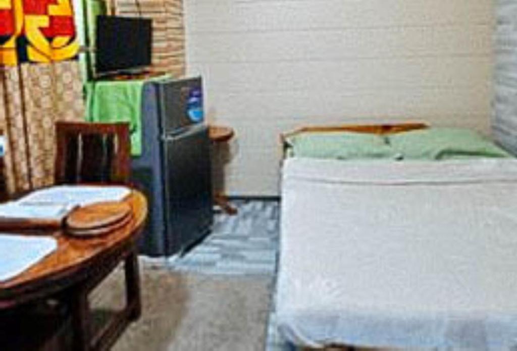 Postel nebo postele na pokoji v ubytování RedDoorz Hostel @ Faes Transient House