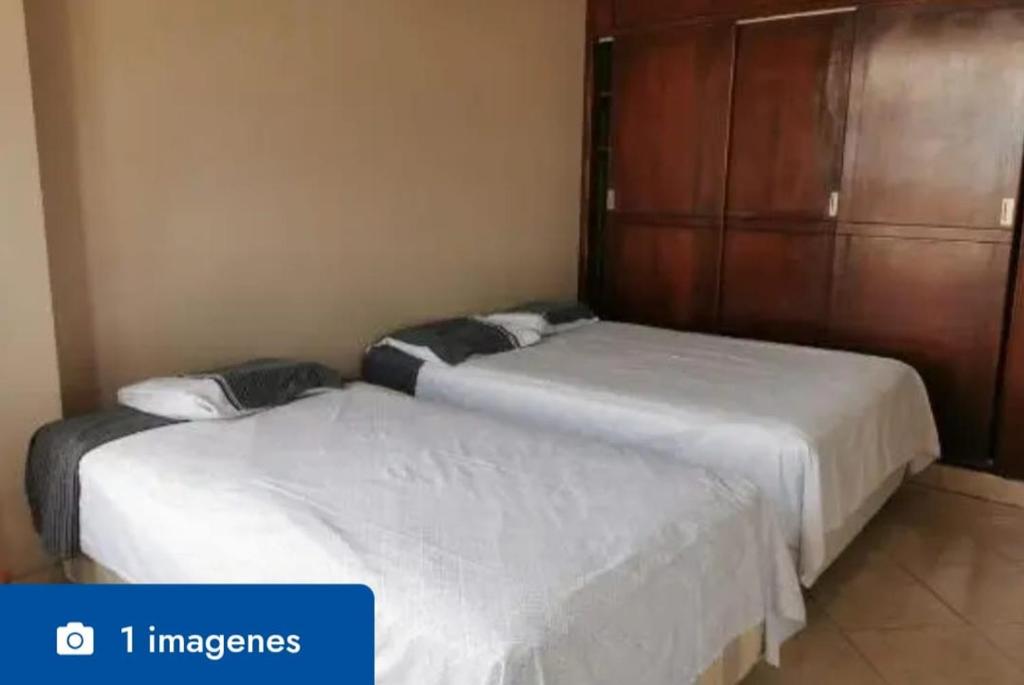 Postel nebo postele na pokoji v ubytování Hostal Borsalino
