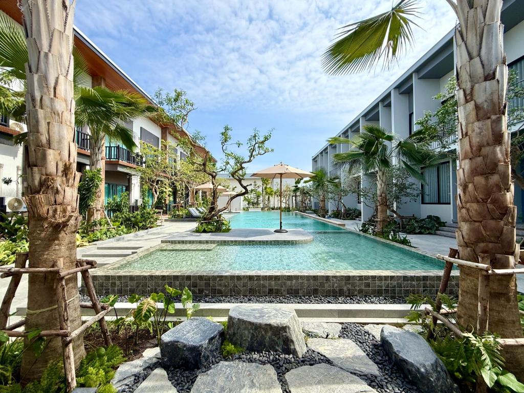 Bazén v ubytování The Rest Hotel - ประจวบ nebo v jeho okolí