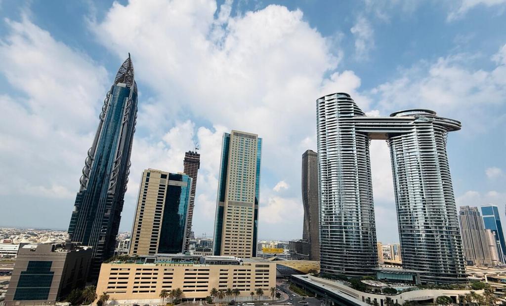 Nespecifikovaný výhled na destinaci Dubaj nebo výhled na město při pohledu z apartmánu